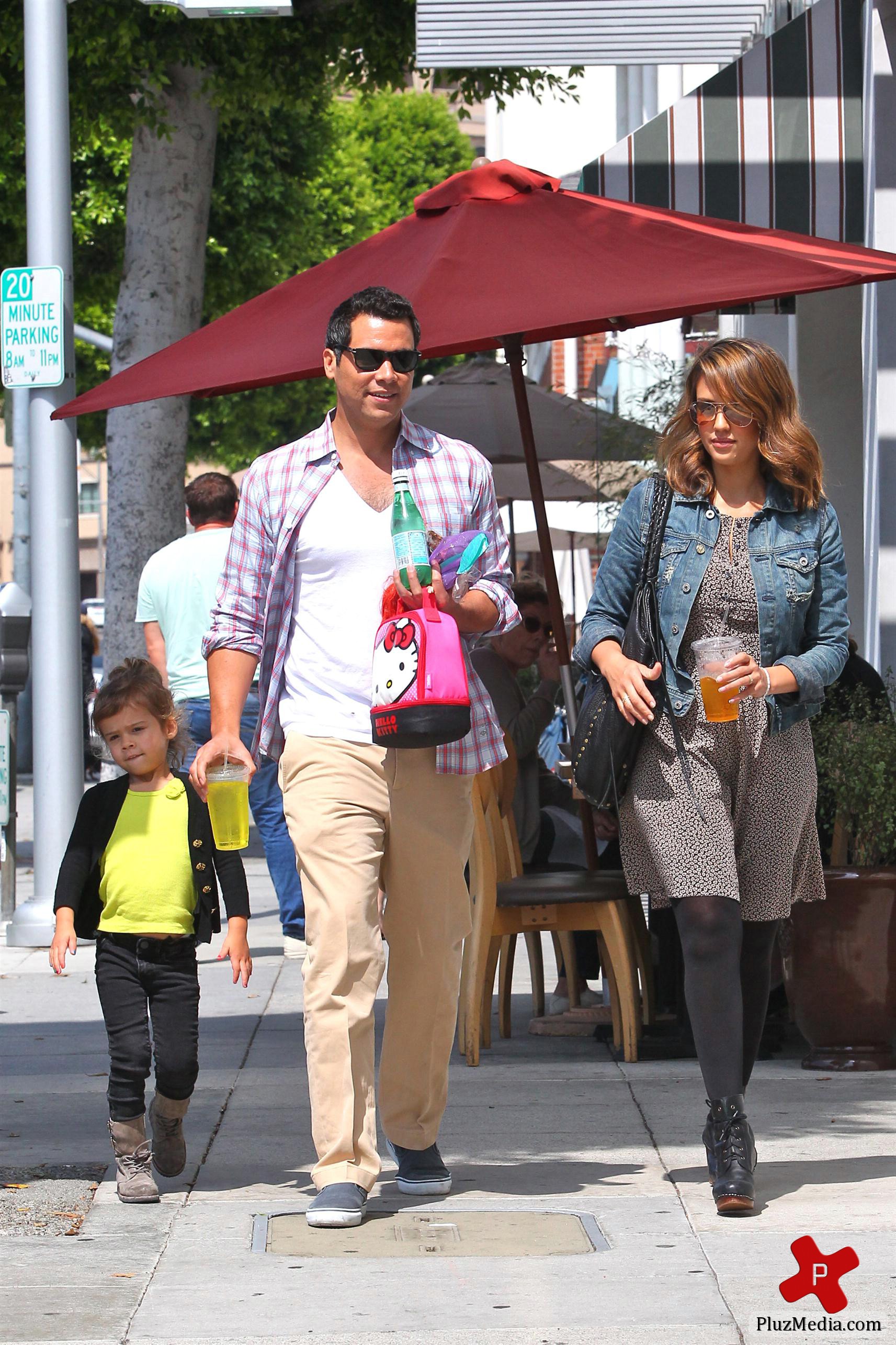 Jessica Alba, Cash Warren and daughter head out for a family meal photos | Picture 79852